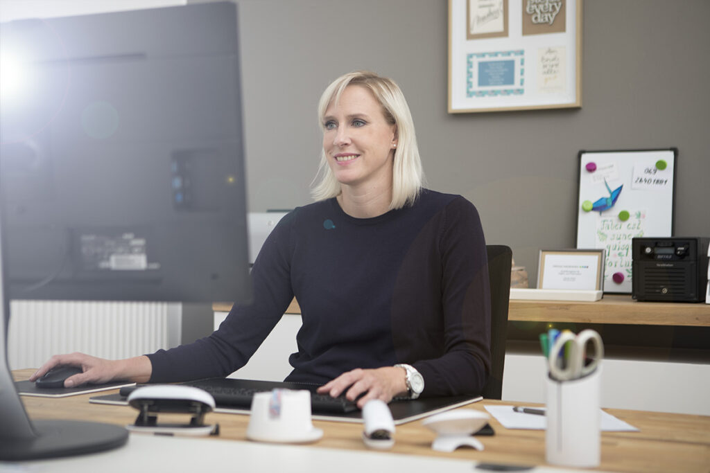 Claudia Kreissl am Schreibtisch